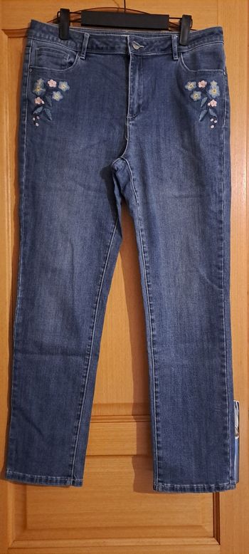 Jeans avec fleurs brodé Armand Thiery 