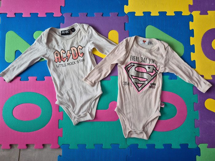 Lot de 2 bodies AC/DC + SuperGirl 18m