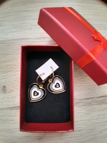 Boucles d'oreilles, coeurs émaillées, couleurs noir, gris et blanc, dorées