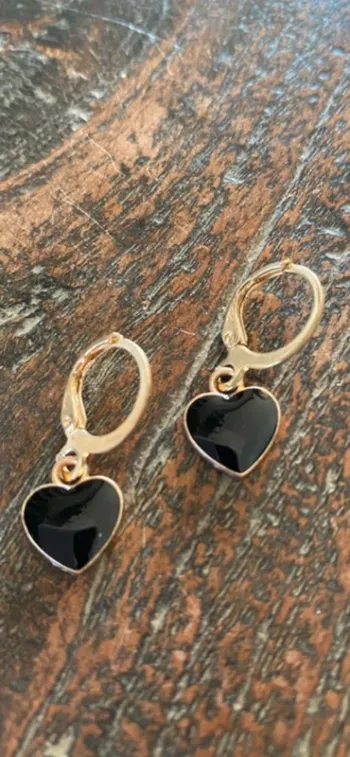 Magnifique paire de boucles d’oreilles avec cœurs noirs