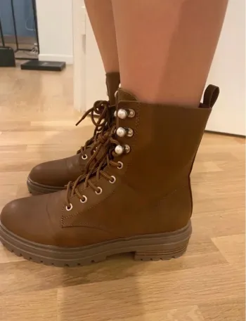 Bottines marron avec perle