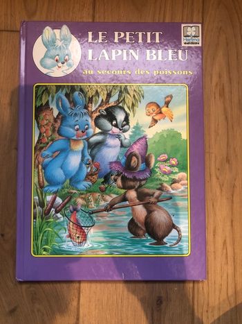 Le petit lapin bleu au se pues des poissons
