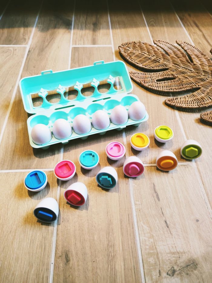 🥚Montessori - Boîte en plastique multi activités 12 œufs formes géométriques multicolores