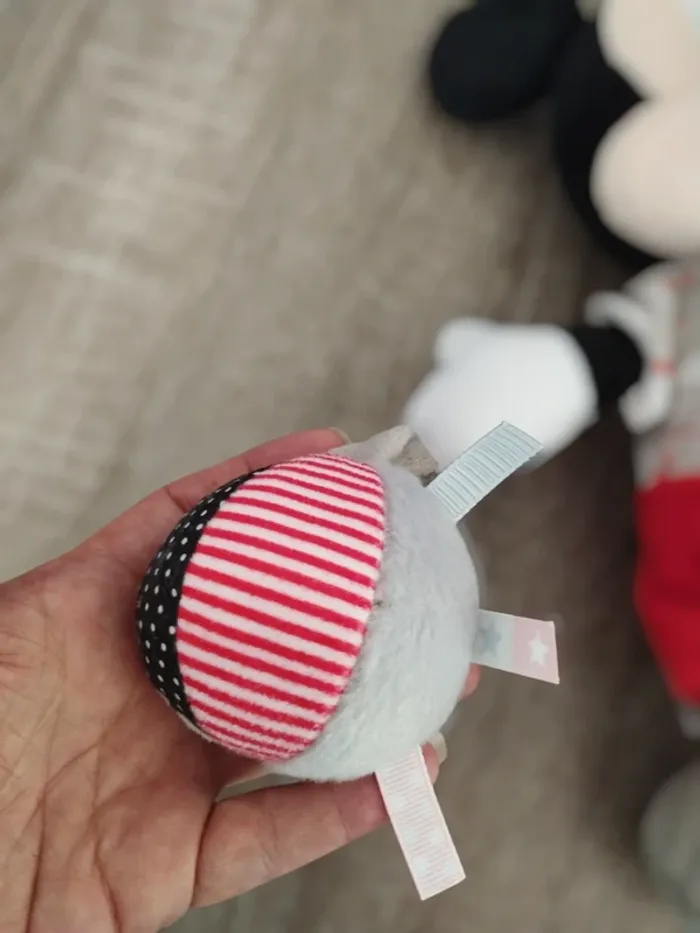 Joli Mickey avec balle et carré (miroir) dans chaque main - photo numéro 3