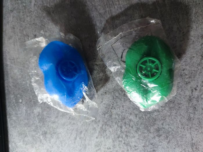 🌺 Lot de 2 sifflets en forme de lèvres/ bouche