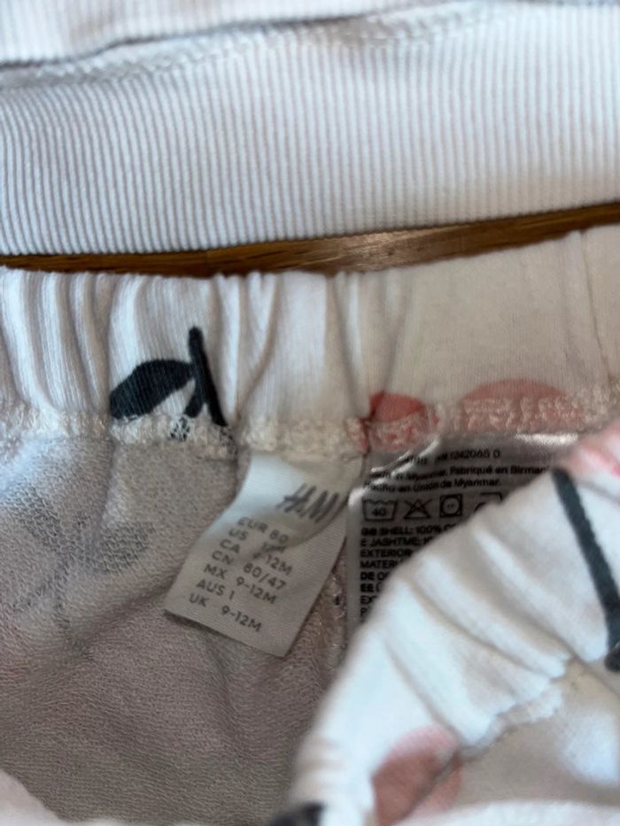 Joli petit jogging motifs cerises très bon état h&m 80cm=12mois - photo numéro 2