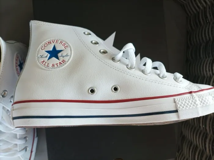 Magnifiques Converses blanches T40 aspect cuir neuves - photo numéro 3