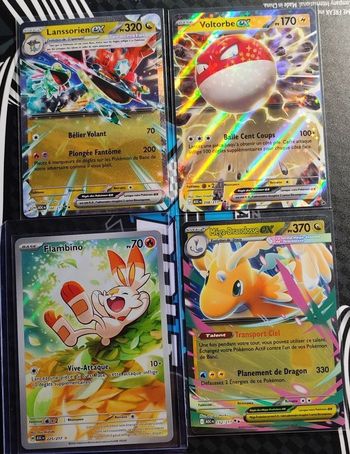 Pokemon ME2.5 Flambino AR 225 + Méga Dracolosse ex 152 + Voltorbe ex 058 + Lanssorien ex 160 + 4 reverses énergies (dont Groudon 108 ) + 8 reverses pokeball (dont Draco 151 et Zekrom 155) Heros transcendants ME02.5 par Asmodee