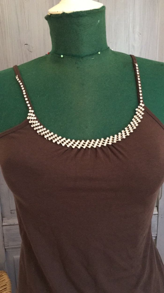 Petit top marron avec strass - photo numéro 2