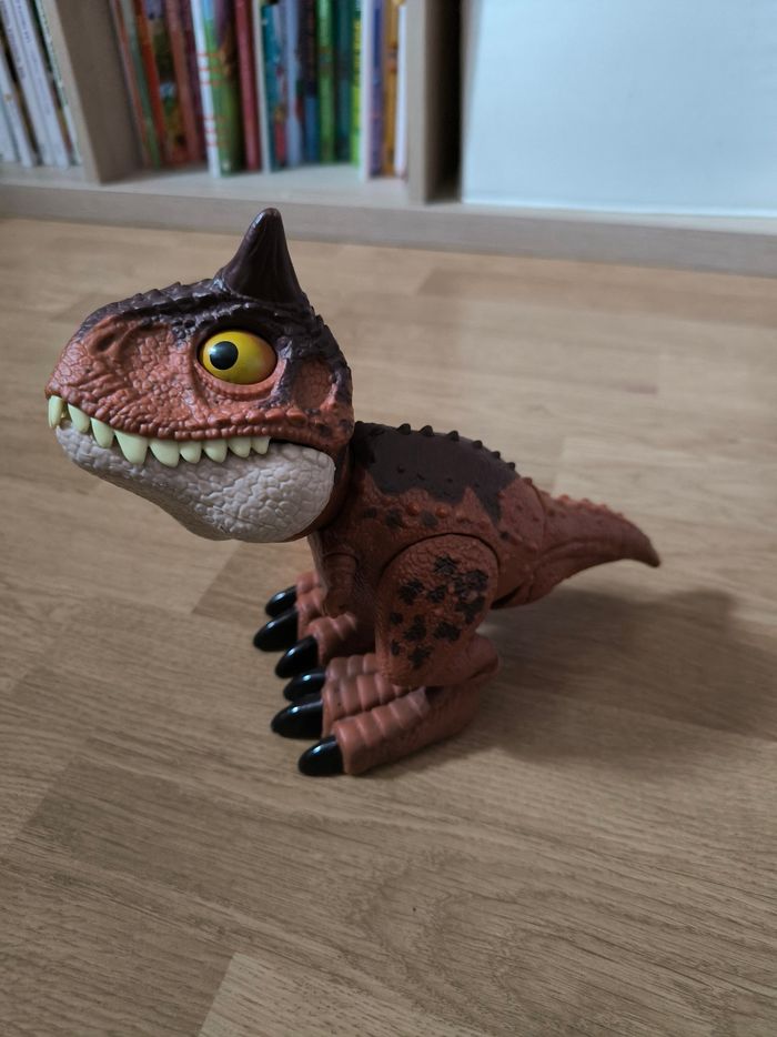 Dinosaure bébé carnitaure