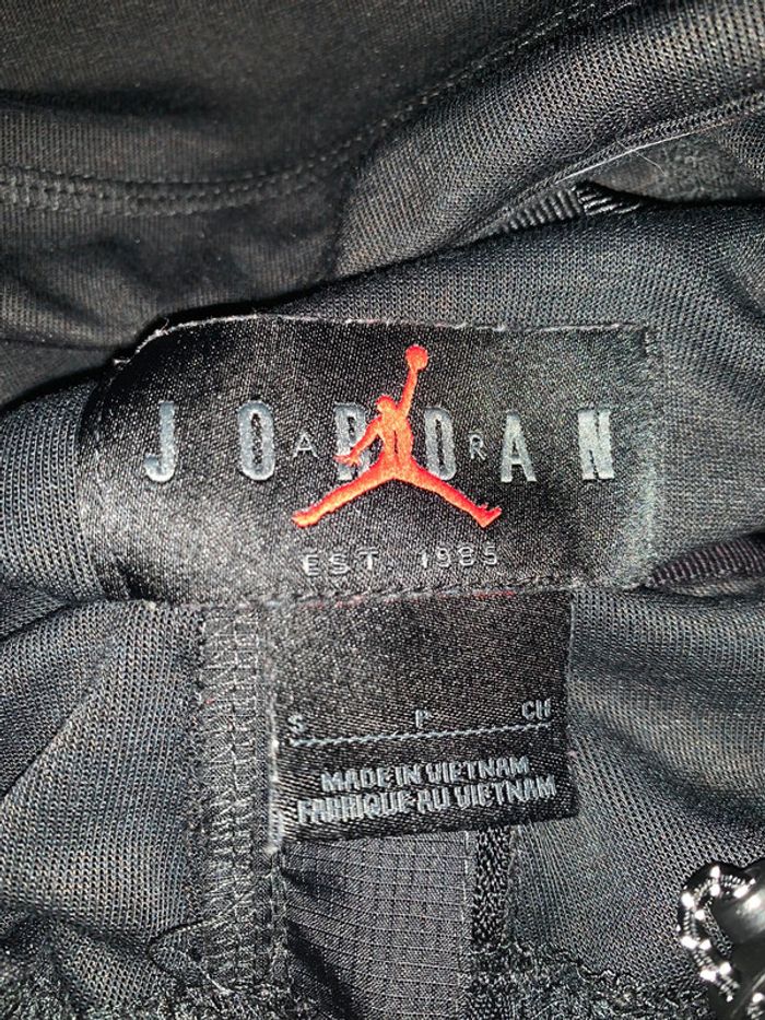 Veste noire à capuche Jordan taille S avec poches zipées comme neuve - photo numéro 2