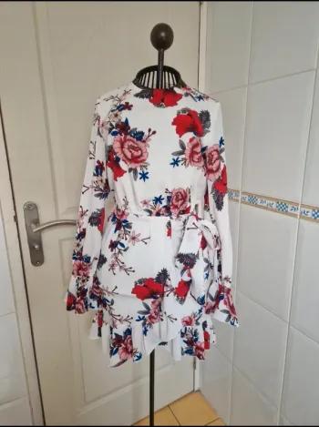 Neuf jolie robe blanche fleurie femme Parisian taille XS34