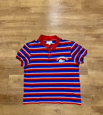 Polo Lacoste à rayures rouge et bleu taille M