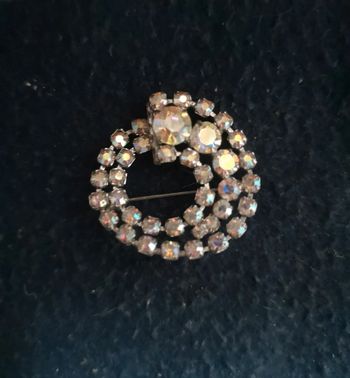 Jolie broche spirale a strass