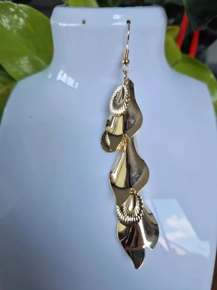Boucles d'oreilles fantaisies dorées légères - photo numéro 3