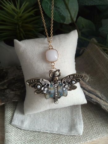 Collier sphinx et pierre de jade blanc