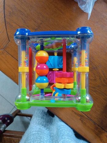 Cube d'éveil multicolore