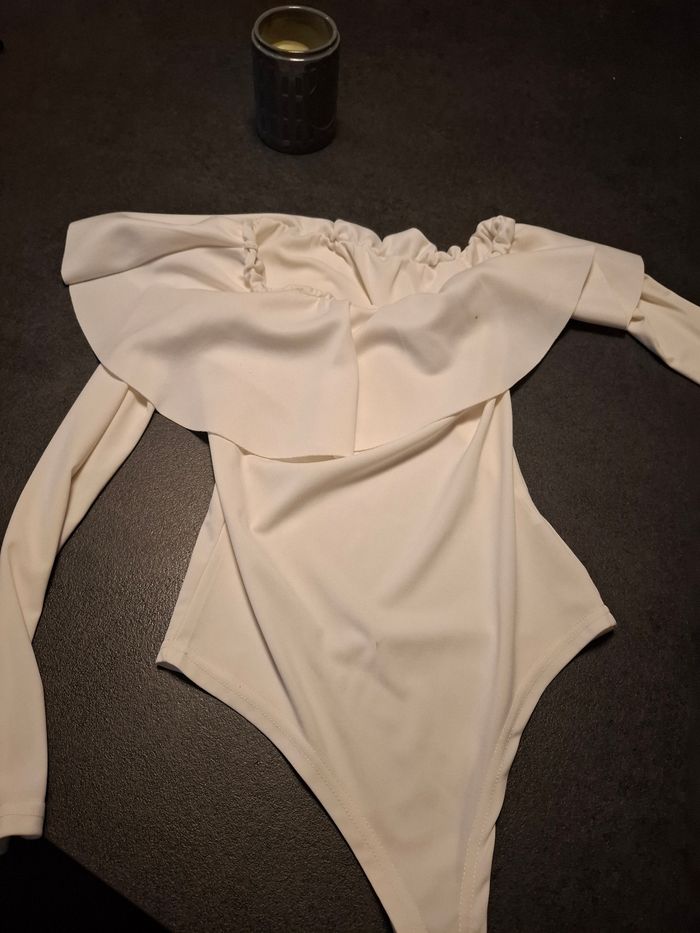Body blanc épaules dénudé