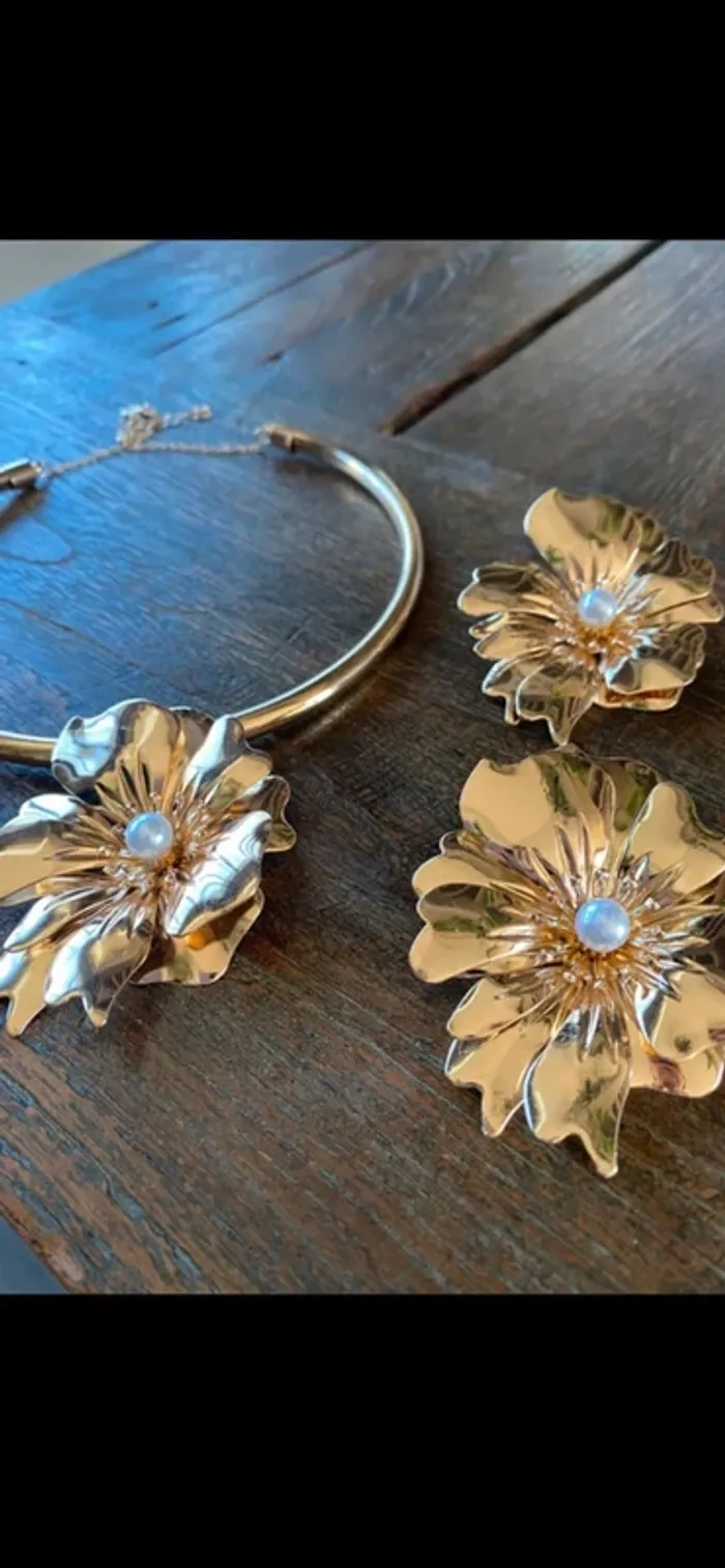 Magnifique parure avec collier et boucles d’oreilles avec fleurs et perles - photo numéro 2