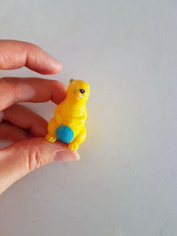 Figurine marmotte jaune bleue