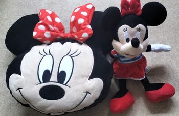 Coussin et peluche minnie
