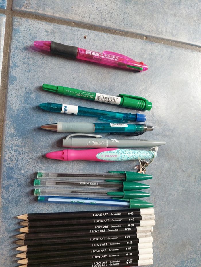 Fournitures scolaires: Stylo, crayons - photo numéro 2