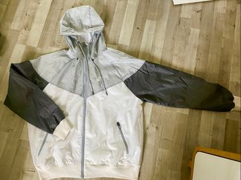 Veste sport imperméable NIKE taille M comme neuf.