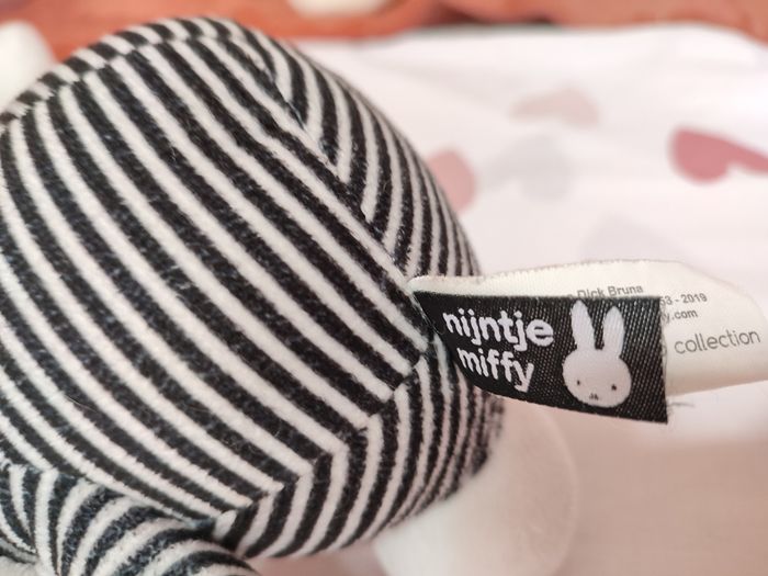 Peluche lapin Miffy avec grelot - Noir et blanc - Très bon état - photo numéro 4
