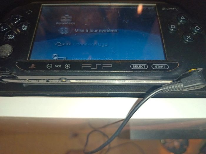 À vendre PSP vendu pour pièces fonctionnelle défaut barrette volume et Select start non fonctionnel - photo numéro 4