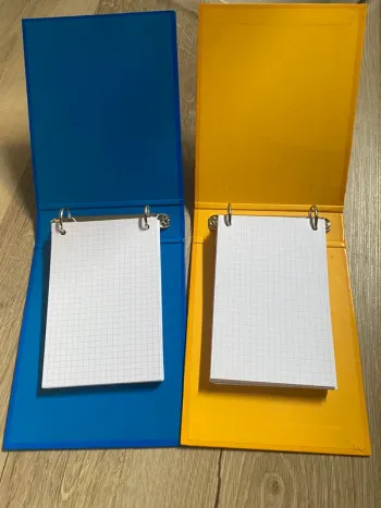 lot de 2 petits classeurs avec fiches bristoles