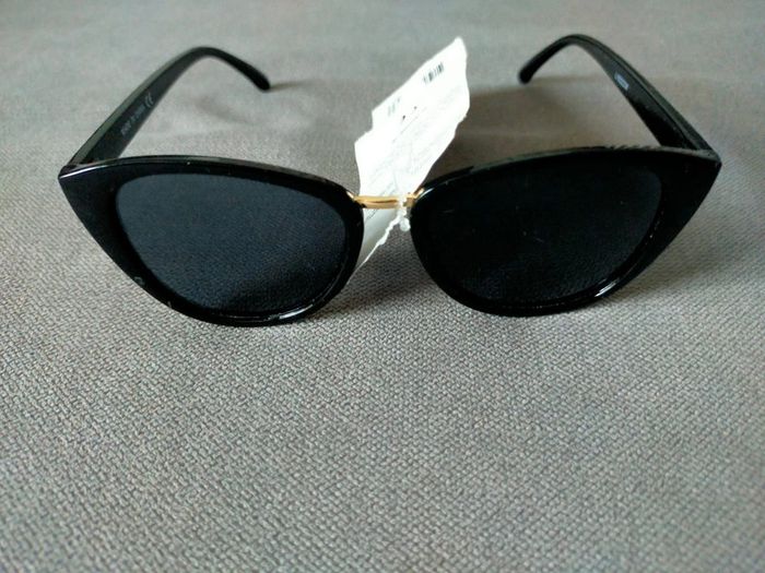 Lunettes de soleil noires – Neuves avec étiquette - photo numéro 2