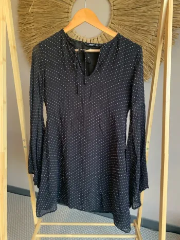 Robe noire Mango