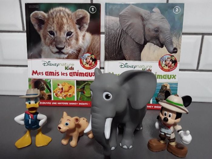Lot de 4 figurines et 2 livres Mickey Safari