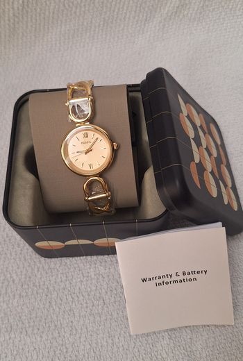 Montre fossil pour femme neuf