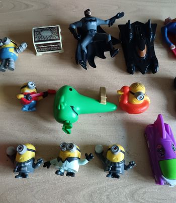 Lot de 16 figurines à collectionner