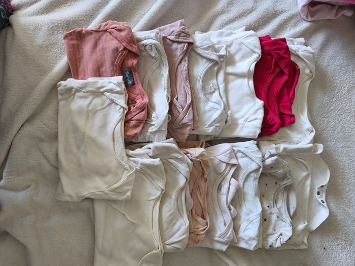 Lot pyjamas + bodies 23 mois / 1 soit 42 pieces - photo numéro 3