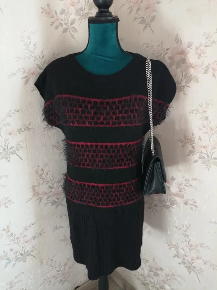 Robe tunique noire avec détails rouges et poilus / made in italy / (S)