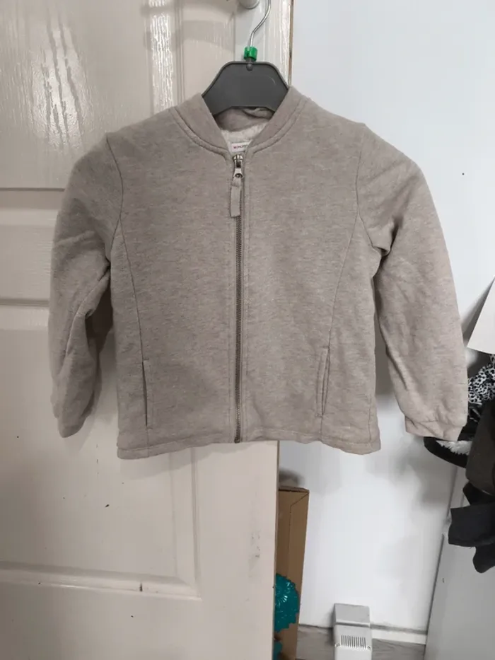 Gilet avec moumoute à l'intérieur taille 6 ans