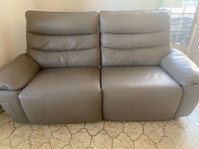 Canapé relax en cuir couleur taupe