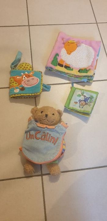 Lot de 4 livres bébé en tissus