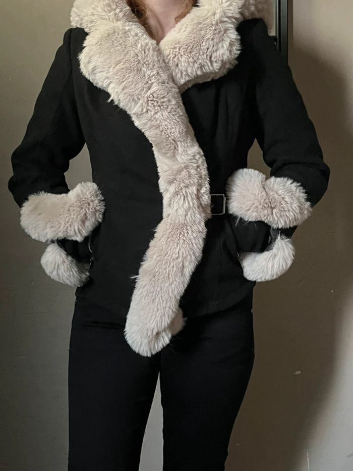 Manteau noir épais court à capuche avec fausse fourrure - photo numéro 6