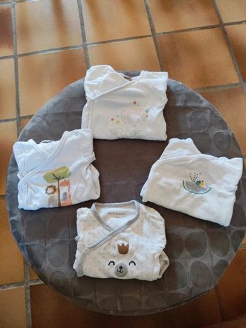 Lot body 6 mois ouverture devant