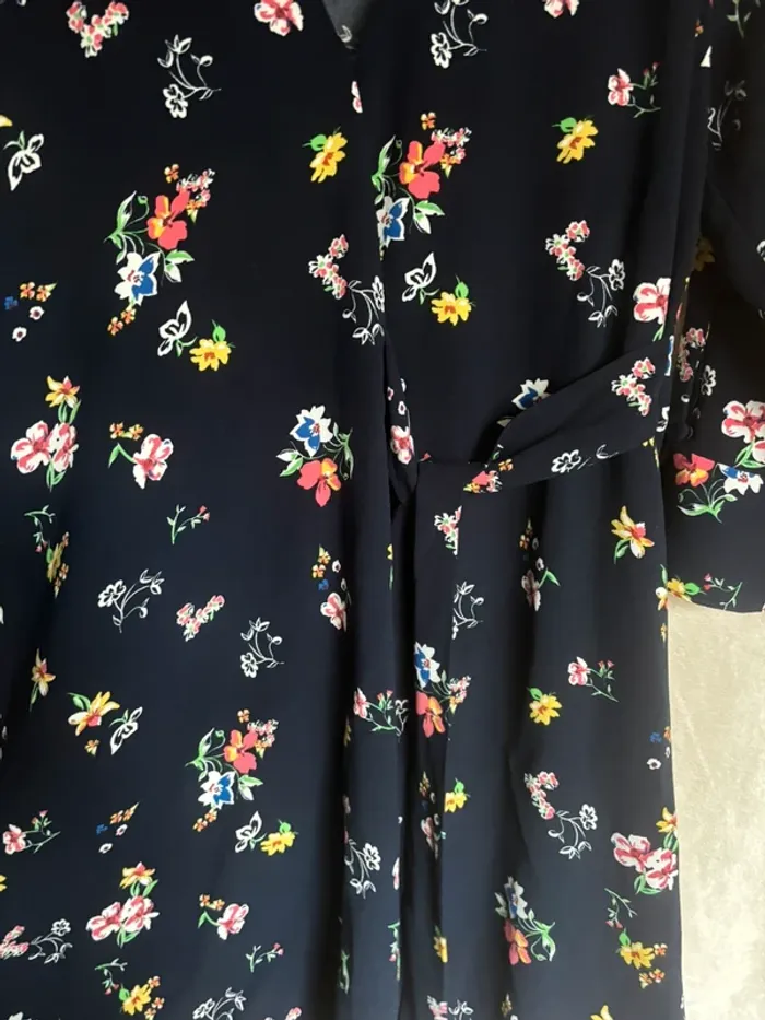 robe à motif fleurie cache cœur taille S zara - photo numéro 3