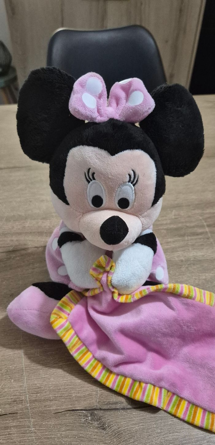 Peluche Minnie avec son doudou - photo numéro 3