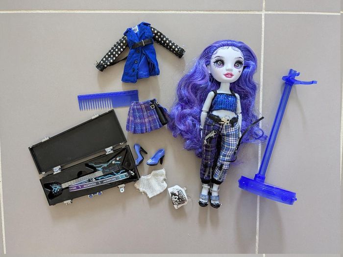 Poupée Rainbow high shadow high vision néon Uma Van Hoose Vanhoose avec tenues rock et accessoires