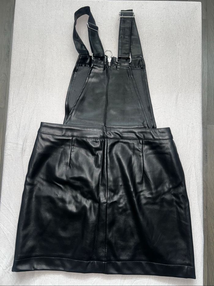 Robe salopette en similicuir - photo numéro 2