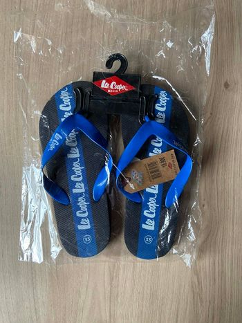 Tong Lee Cooper noir et bleu taille 33
Neuf
