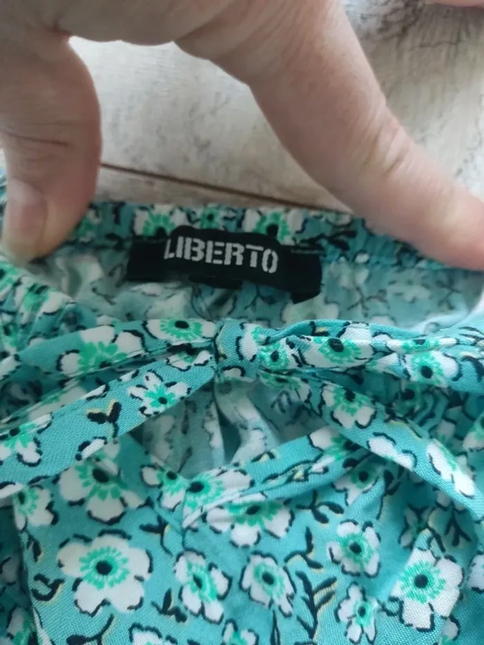 Blouse manches 3/4 taille smockée motifs fleuris tons bleu et vert taille 44 Liberto - photo numéro 8