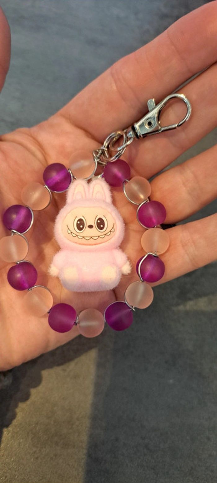Bijou de sac kawaii – Figurine rose style Labubu & perles givrées