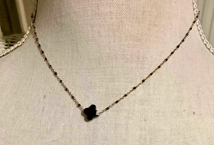 Collier chaîne acier inoxydable or perles et trèfle noirs - photo numéro 6